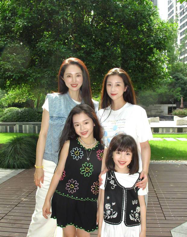 董璇携小酒窝沐言共拍温馨照,9岁小酒窝活泼萌态十足-1 董璇携小酒窝沐言共拍温馨照,9岁小酒窝活泼萌态十足-1