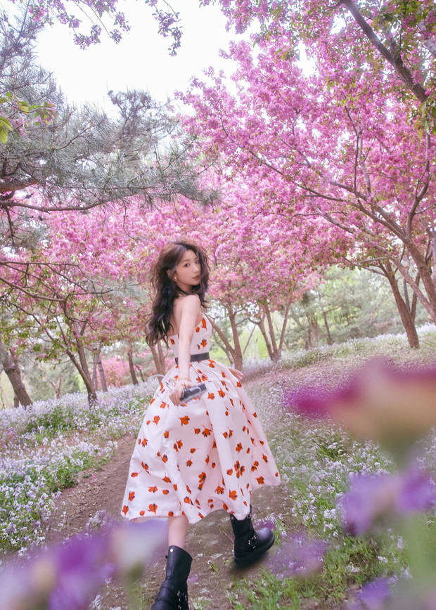 毛晓彤印花裙漫步公园,甜美少女气息满屏溢-2 毛晓彤印花裙漫步公园,甜美少女气息满屏溢-2