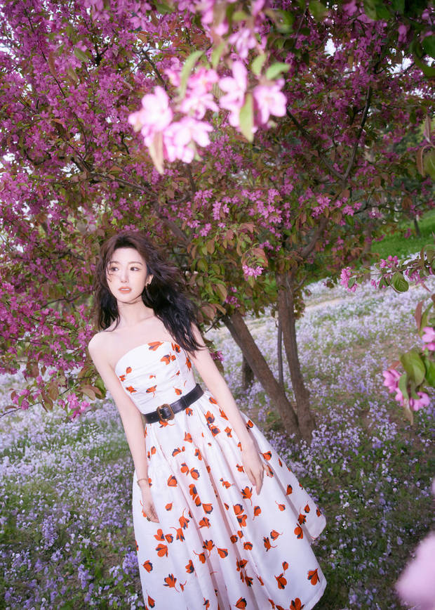 毛晓彤印花裙漫步公园,甜美少女气息满屏溢-1 毛晓彤印花裙漫步公园,甜美少女气息满屏溢-1