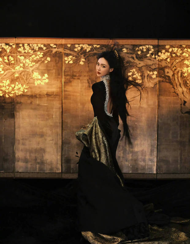 唐嫣穿黑裙显身材,鎏金眼妆展现高级酷感-2 唐嫣穿黑裙显身材,鎏金眼妆展现高级酷感-2