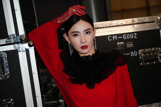 张柏芝红裙盘发红唇,尽显贵气明艳!-1 张柏芝红裙盘发红唇,尽显贵气明艳!-1