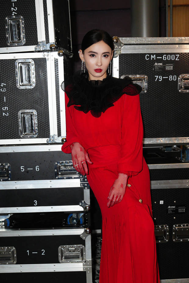 张柏芝红裙盘发红唇,尽显贵气明艳!-3 张柏芝红裙盘发红唇,尽显贵气明艳!-3