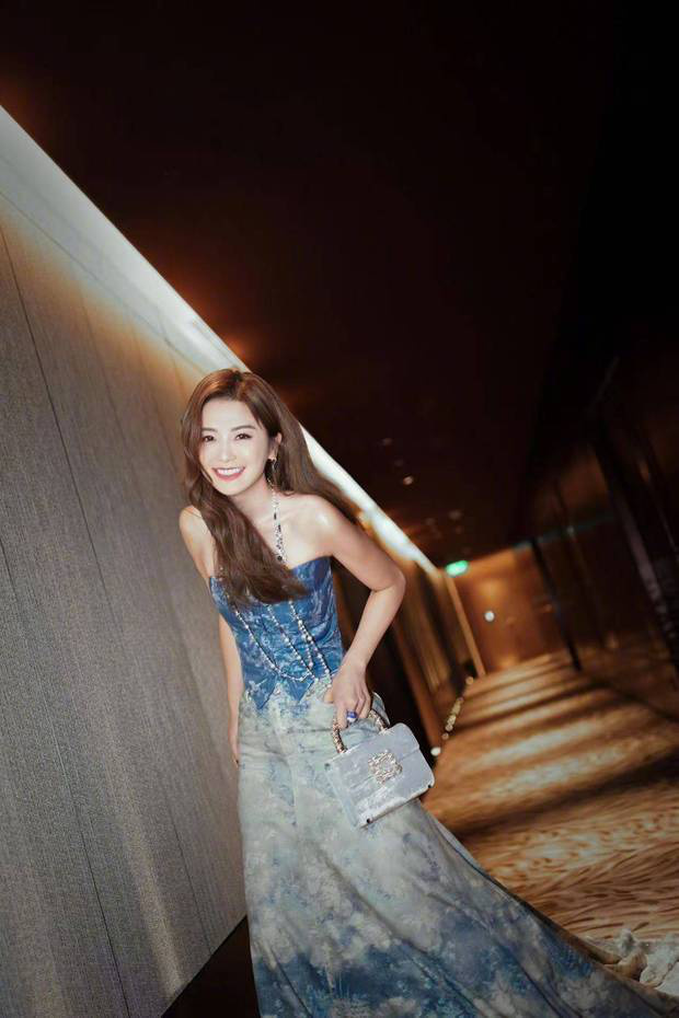 蔡卓妍穿蓝色抹胸裙,气质清新惊艳!-1 蔡卓妍穿蓝色抹胸裙,气质清新惊艳!-1