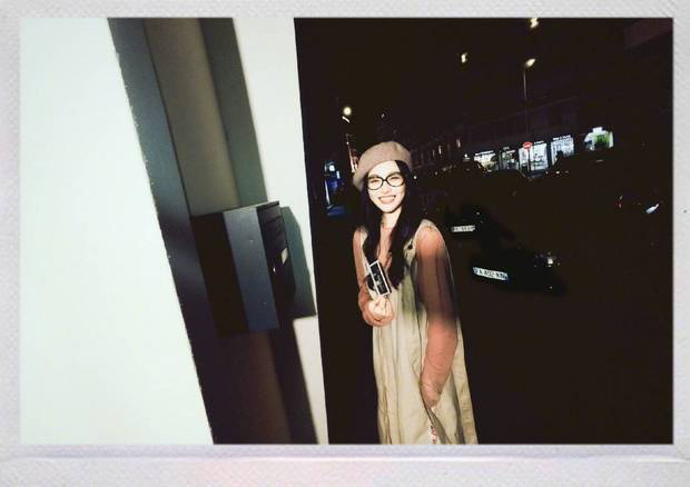 文艺范十足!唐嫣戴贝雷帽黑框眼镜漫步戛纳街头-1 文艺范十足!唐嫣戴贝雷帽黑框眼镜漫步戛纳街头-1