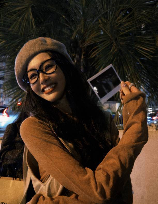 文艺范十足!唐嫣戴贝雷帽黑框眼镜漫步戛纳街头-2 文艺范十足!唐嫣戴贝雷帽黑框眼镜漫步戛纳街头-2