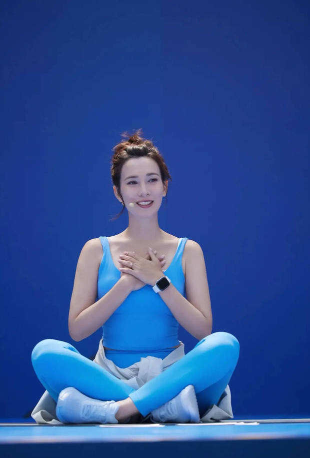 卢靖姗瑜伽服孕肚微隆，《二胎》马甲线抢眼-2
