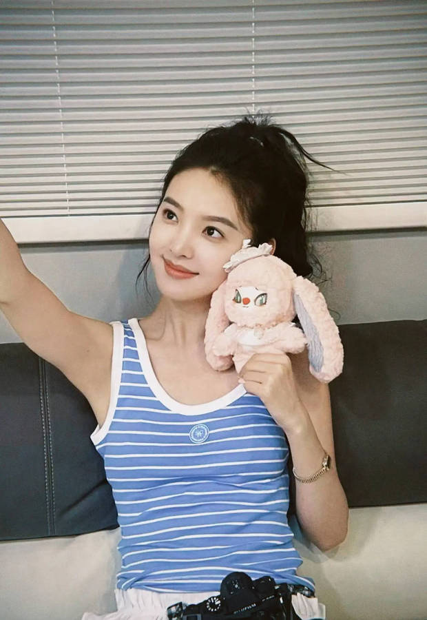 夏日活力章若楠:吊带造型搭配粉色玩偶-2 夏日活力章若楠:吊带造型搭配粉色玩偶-2