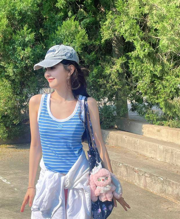 夏日活力章若楠:吊带造型搭配粉色玩偶-3 夏日活力章若楠:吊带造型搭配粉色玩偶-3