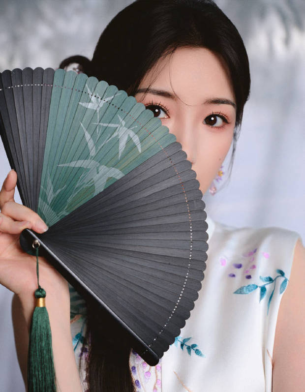 毛晓彤:无袖中式上衣搭紫缎半裙,东方古韵脱俗-1 毛晓彤:无袖中式上衣搭紫缎半裙,东方古韵脱俗-1