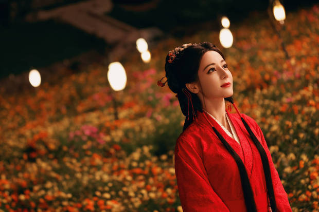 迪丽热巴红衣花海,垂眸间明艳动人-2 迪丽热巴红衣花海,垂眸间明艳动人-2