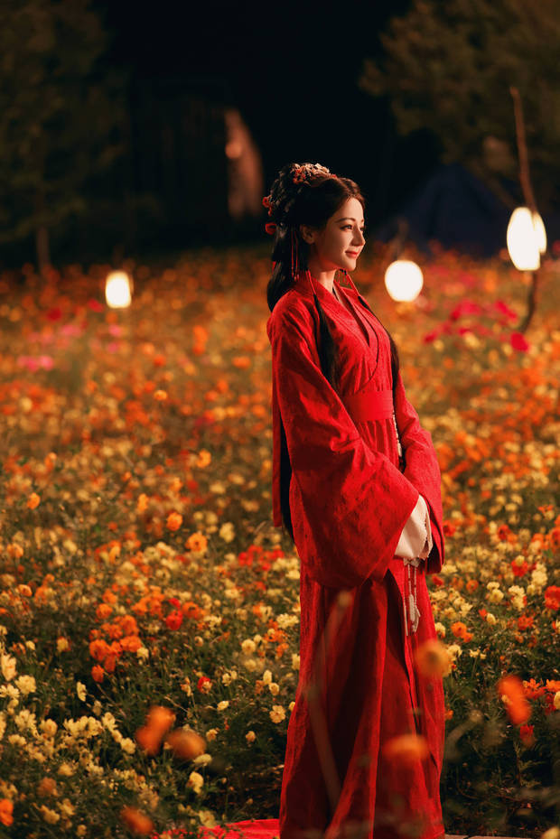 迪丽热巴红衣花海,垂眸间明艳动人-1 迪丽热巴红衣花海,垂眸间明艳动人-1